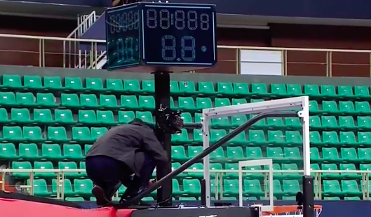  尼斯主场灯光故障比赛中断半小时  